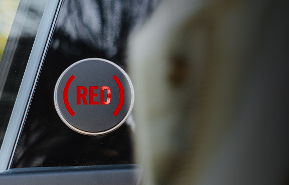 Fiat 600 Hybrid RED su sfondo rosso – Fiat IT