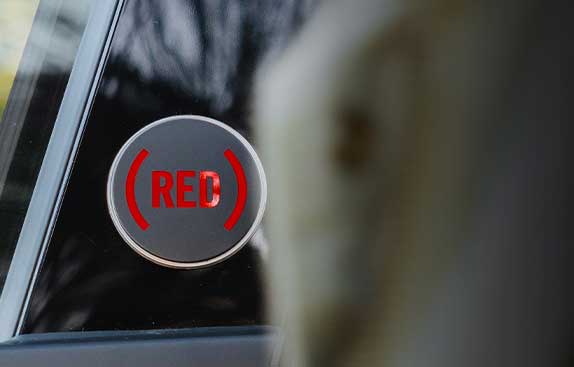 Fiat 600 Hybrid RED su sfondo rosso – Fiat IT