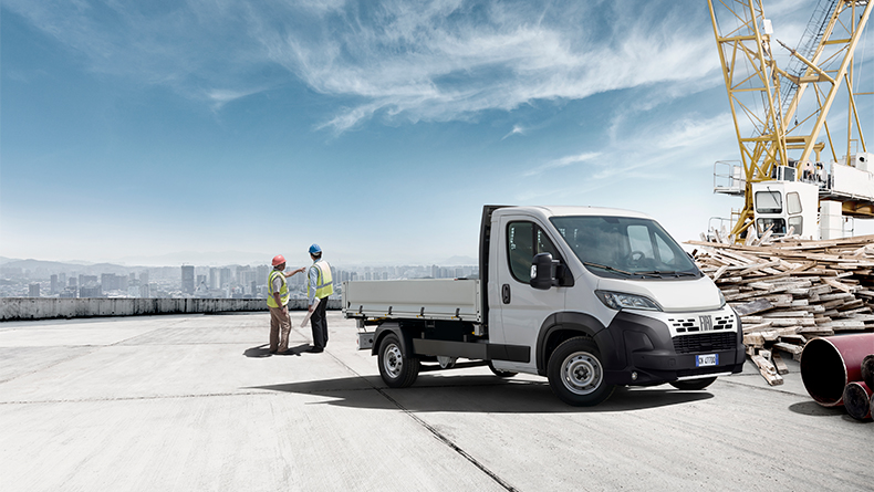 Veicolo commerciale Fiat Professional all'aperto al tramonto