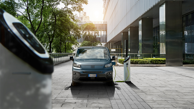 Veicolo utilitario Fiat Professional parcheggiato vicino al magazzino