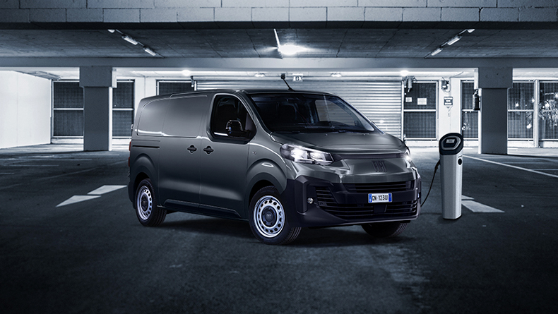 Veicolo commerciale Fiat parcheggiato accanto alla stazione di ricarica