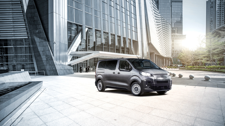 Veicolo utilitario Fiat Professional parcheggiato vicino al magazzino